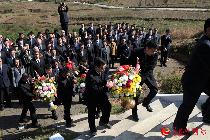中朝雙方代表共同向志愿軍烈士敬獻花籃。人民網記者 劉融攝