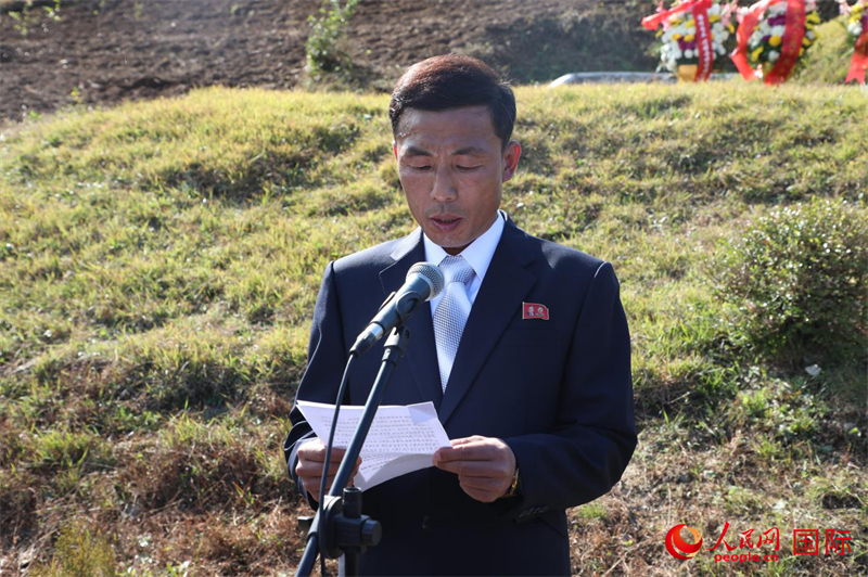 朝鮮城市經營省副相姜哲浩在開工儀式上致辭。 人民網記者 劉融攝