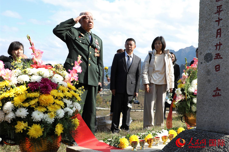 抗美援朝老戰士曹家麟向烈士墓敬軍禮，表達對志愿軍烈士的崇高敬意。 人民網記者 劉融攝