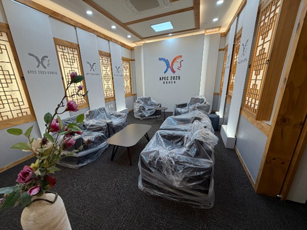 使用過火林木制成的家具被擺放在2025慶州APEC峰會休息室里。圖源：KOAS公司