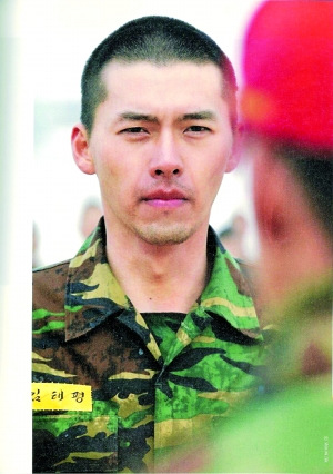 玄彬迎來年終休假，或轉投新公司。圖為玄彬軍裝照。