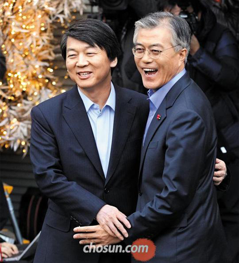 退選13天后 安哲秀終與文在寅握手言歡民主統合黨總統候選人文在寅（右）和已退出競選的前無黨派候選人安哲秀6日首爾中區貞洞某餐館會晤，就助選方案達成協議后熱烈擁抱。