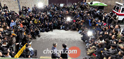 安哲秀終于伸出援手   韓大選選情因此改變？