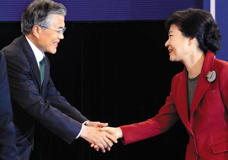 韓總統大選第二輪電視辯論  候選人樸文交鋒激烈由KBS電視臺主辦的韓國大選候選人電視辯論會10日晚在首爾汝矣島舉行。圖為，新國家黨總統候選人樸槿惠和民主統合黨候選人文在寅在電視辯論會開始前握手致意。大選候選人電視辯論會共舉行3場，本月4日首場的主題是政治、外交和安全，當天第二場的主題是經濟和福利，16日第三場則是社會和文化。