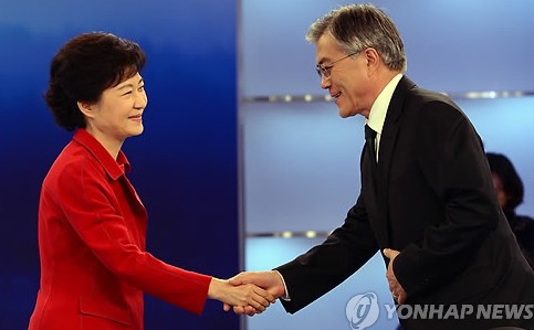 16日晚8點，新國家黨總統候選人樸槿惠和民主統合黨候選人文在寅（右）參加了在首爾汝矣島KBS電視臺舉行的第三輪電視辯論。圖為樸槿惠和文在寅在辯論開始之前握手。(圖片來源：韓聯社) 