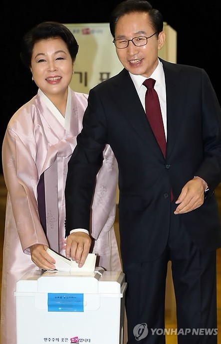 韓國總統李明博夫婦參加大選投票（圖片來源：韓聯社）