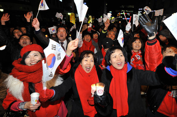 樸槿惠以51.56%支持率當選 為競選“成績”最佳總統2012年12月19日，在韓國首都首爾，韓國新國家黨總統候選人樸槿惠的支持者慶祝其贏得選舉。圖片：新華社/法新