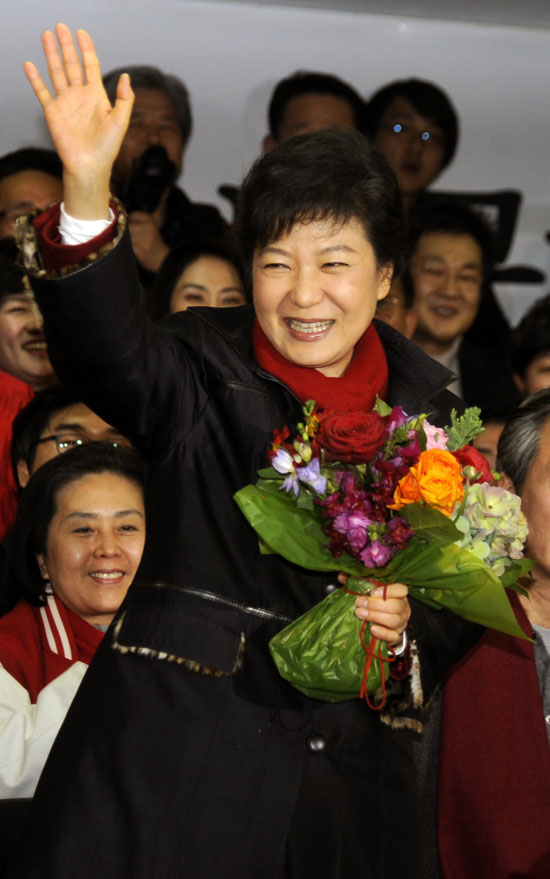 2012年12月19日，在韓國首爾新國家黨黨部，樸槿惠向支持者招手示意感謝。據韓國聯合通訊社19日報道，韓國第18屆總統選舉開票完成70%，新國家黨總統候選人樸槿惠以51.6%的得票率確認贏得選舉。圖片：新華社發