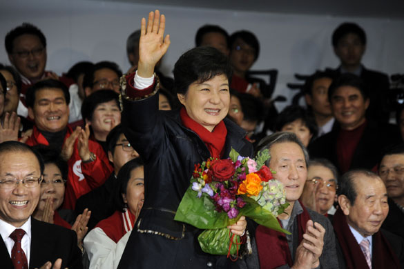 2012年12月19日，在韓國首爾新國家黨黨部，樸槿惠向支持者招手示意感謝。圖片：新華社發