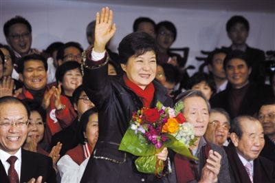 12月19日，在韓國首爾新國家黨黨部，樸槿惠向支持者招手示意感謝。新華社發