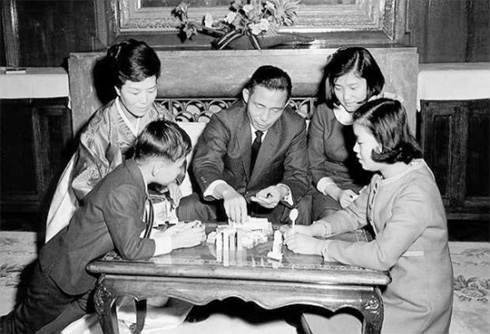 20世紀60年代中期，韓國前總統樸正熙一家人在青瓦臺圍坐在一起玩游戲。以樸正熙為準，按順時針方向依次為樸槿惠、妹妹樸槿令、弟弟樸志晚和第一夫人陸英修。照片=樸槿惠方面提供