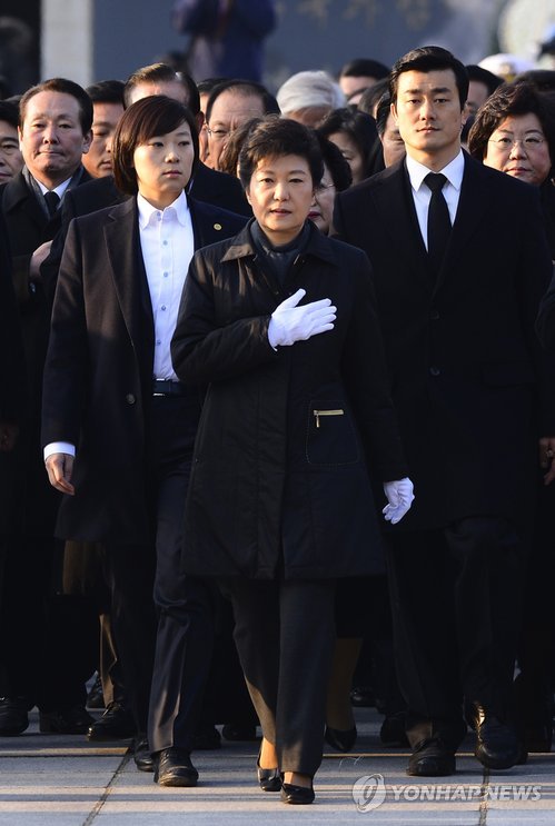 第18屆韓國總統當選人樸槿惠（中）20日前往首爾國立顯忠院進行了參拜。（圖片來自韓聯社）