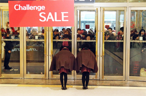 韓國各大百貨店開始迎新打折活動