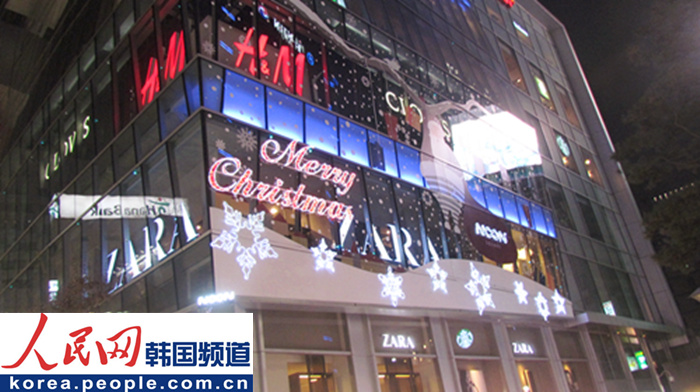 圣誕節的明洞街頭（攝影：實習記者 彭巾妮）