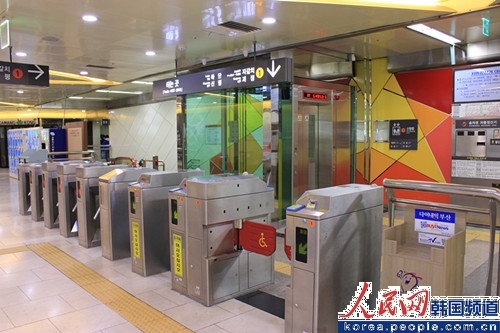 地鐵入口（攝影：實習記者 武鵬）