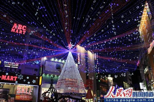 三岔路口的美麗燈飾（攝影：實習記者 武鵬）