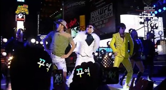 劉在石、盧洪哲、河東勛三人與“鳥叔”以及美國著名歌手MC Hammer在紐約時代廣場大跳《江南Style》（圖片來源：視頻截圖）