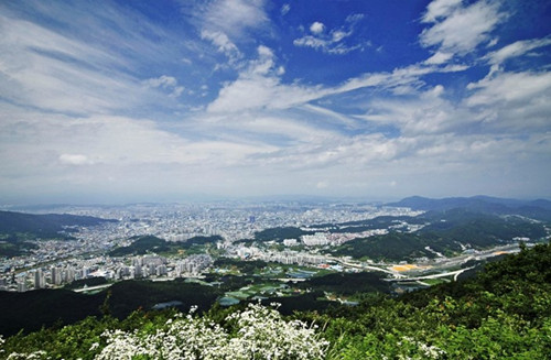 大田廣域市大田廣域市位于韓國中部地區，作為交通中心，大田連接著首都圈及嶺南?湖南一帶，是京釜和湖南鐵路線的交叉點，貫通有京釜和湖南線等主要高速公路干線，還是政府辦事處及專利權專業法院所在的行政都市。