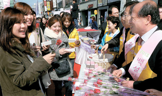 韓國農協中央會免費發放糕點