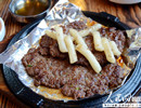 韓味STYLE美食——排骨肉餅排骨肉餅是來自韓國南方的美食。把?；蛘哓i的排骨肉剁碎，捏成肉團，然后向打年糕一樣反復“打”，這樣的排骨肉餅肉質松軟，美味可口。