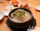 韓味STYLE美食——參雞湯參雞湯作為韓國美食之一，是用整只雞加上人參、大棗、生姜、大蒜等熬制而成。參雞湯有利于恢復體力，并且富含脂肪酸對改善皮膚也很有幫助。