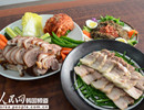 韓味STYLE美食——豬蹄?菜包肉豬蹄是把豬腳和各種調料放在一起長時間熬制而成的。菜包肉是用精心腌制的蘿卜泡菜或白菜泡菜，包著通過蒸制去掉了油水的豬肉一起吃的美食。