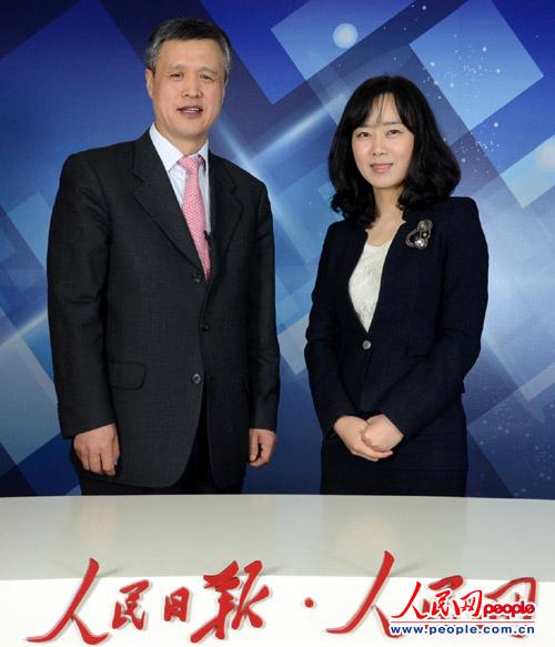 人民網專訪中國駐韓國大使館教育處安玉祥參贊人民網記者周玉波（右）與中國駐韓國大使館教育處安玉祥參贊合影留念