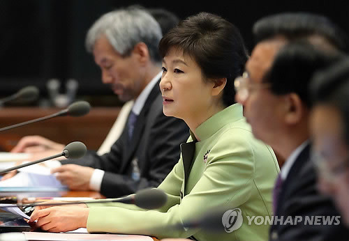 樸槿惠稱應盡快為開城工業區受損韓企提供支援韓國總統樸槿惠22日主持召開青瓦臺首席秘書官會議。（圖片來自韓聯社）