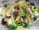 韓味STYLE美食——炒米腸先把粉絲放入到豬腸里做成米腸，然后再加上各種蔬菜一起翻炒，美味的炒米腸就出爐了。