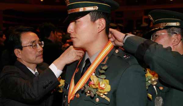 祥明金太范校長為畢業的學軍團生授銜