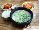 韓味STYLE美食——雪濃湯雪濃湯把牛骨頭、牛頭肉、牛內臟等大火煮爛而制作的湯，營養保存完好，味道十分鮮美。在持續10個小時以上不間斷熬制的原湯里放入面條和牛肉，再加入一點鹽和蔥絲，一起食用?？谖侗容^重的朋友可以在湯里加入一些腌制的辣蘿卜塊。