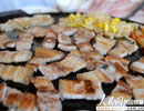 韓味STYLE美食——五花肉五花肉又名三層肉，由瘦肉與脂肪層形成三層間隔而得名。五花肉位于豬的腹部，是豬肋至后腿里脊下面的肉。韓國人喜歡火烤，再卷上各種青菜吃。五花肉價格便宜（１人份約５５元），深受韓國人喜愛，在韓國任何地方都可以品嘗到。