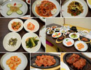 韓味STYLE美食——韓定食韓定食由簡單的開胃前餐，以谷物為主的主食和副食，加上餐后水果或甜點等組成。韓定食套餐中米飯、湯、辣白菜、小瓷鍋燉湯、盛在小碟子里的醬油、醋辣椒醬是一般都有的基本餐。此外，生菜、熟菜、煎烤類、腌醬魚類、生魚片等菜肴，按照盤子的數量分為3盤、5盤、7盤、9盤和12盤。