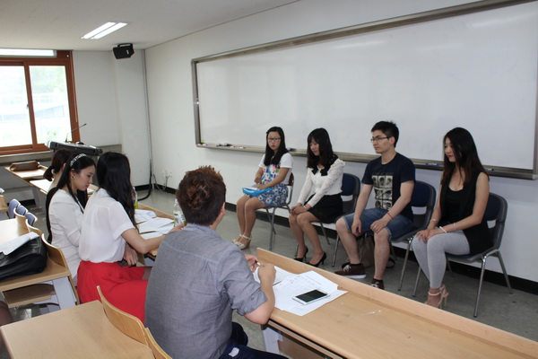 全韓學聯藝術團負責人面試參加招新的同學
