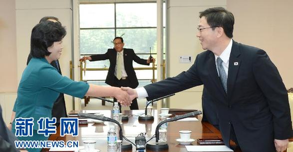 朝韓為代表級別大打口水仗 會談擱淺專家仍樂觀6月9日，在板門店韓國“和平之家”，朝鮮代表團代表金圣惠（左）與韓方代表團千海成（右）握手?！　№n國統一部長官柳吉在7日通過板門店紅十字聯絡渠道向朝方發送電文，提議雙方9日上午在板門店韓方“和平之家”進行實務性接觸?！　⌒氯A社發（韓國統一部提供）