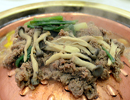 韓味STYLE美食——韓式烤牛肉韓式烤牛肉以牛里脊和牛外脊為主要食材，脂肪攝取量較少且含有豐富的蛋白質?？颈P上的肉烤熟，流出的湯汁沸騰之后，可在湯汁之中煮雞蛋，也可用香甜宜人的肉湯汁拌飯食用。