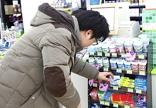 韓國大學生打工實際工資近半數未達最低工資標準  圖為正在便利店工作的韓國大學生。圖片來源：NEWSis