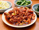 韓味STYLE美食——辣炒章魚辣炒章魚是把在海邊抓到的章魚，切成小段，拌上辣椒面和辣椒醬等調料，炒制而成的韓國美食。味道稍辣的絕頂美食，富有嚼勁的章魚，很適合韓國人的口味。