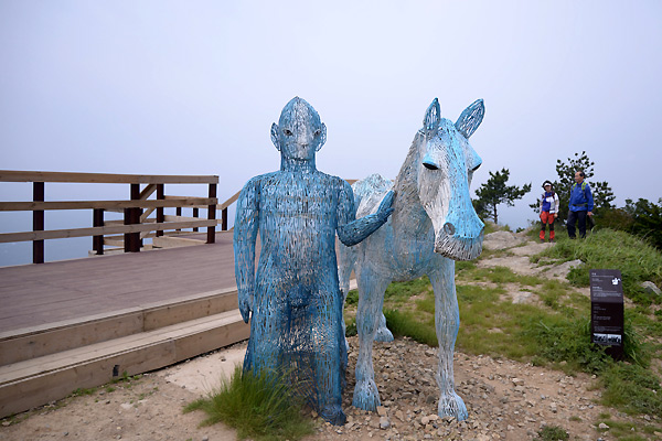 韓國的卡普里島——統營每勿島圖為在每勿島將軍峰瞭望臺上設置的雕像，名為《飛翔- Dreaming of soaring high》。