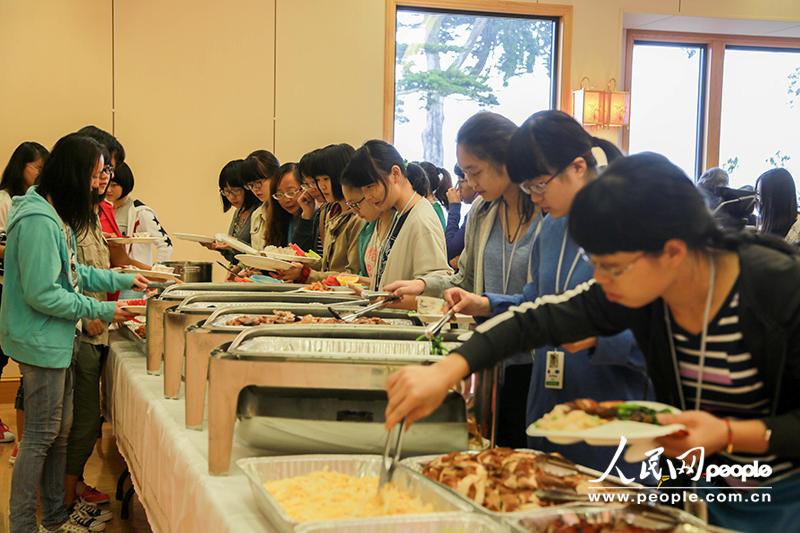遭遇韓亞空難的中國師生做客我駐舊金山總領事官邸