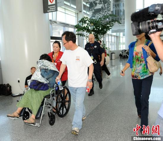 韓亞空難生還乘客求救錄音公開 遲遲未見救護車圖為乘客因傷送醫。（中新社發 陳鋼 攝）