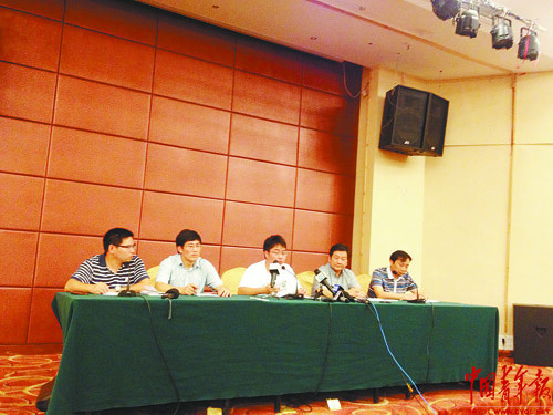 韓亞214航班的最后10分鐘圖為7月14日19時，游學團回家后，江山市官方召開媒體見面會。（ 高四維攝）