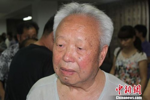 韓亞航空到浙江江山談賠償 學生家長稱其無誠意圖為蘭一一（化名）的外公，他表示，韓亞的回答過于空泛，并沒有提出實質性的內容，讓人失望。（圖片來源 邵思翊）