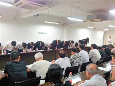 磋商兩小時 韓亞航空承諾“無差別”賠償圖為7月17日晚，韓亞航空代表來到浙江省江山市江山中學，與學生家長見面，向他們鞠躬致歉。（圖片來源 新華社 馮源/攝）