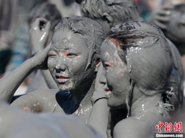 韓國保寧泥漿節激情開幕 眾人共享泥浴