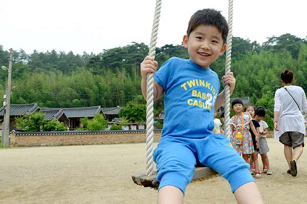 韓國“開室村”——別樣“農家樂之旅”圖為在開室村里，孩子們正在高興地蕩秋千。圖片來源：韓國《朝鮮日報》
