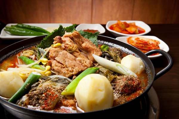 品韓國美食“土豆湯” 游“熊津游樂城”圖為韓國代表平民美食土豆湯。