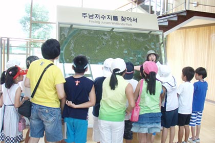 韓國昌南最大濕地公園 近距離感受濕地文化圖為韓國昌原市拉姆薩爾濕地文化館為紀念開館5周年，舉行了“濕地文化特別展”和“注南水庫兒童濕地生態體驗營”等生態體驗活動。