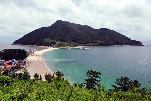 走，去美麗的韓國南海休假漂浮在閑麗海上的極具異國情調的“比珍島”，以及該島上的“比珍島珊瑚光海邊”。