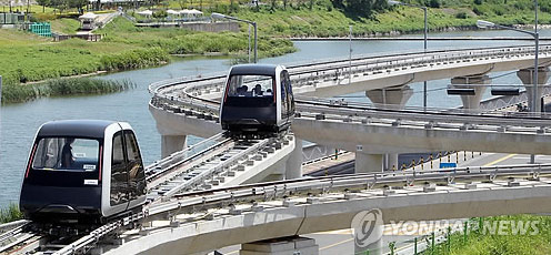 從2013年順天灣國際園藝博覽會會場到順天灣的無人駕駛出租車PRT（Personal Rapid Transit）15日開通，投入試運行。（圖片來自韓聯社）